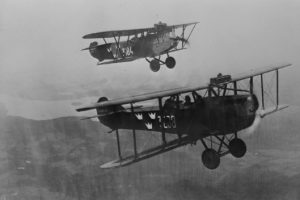 Flygplan FVM S 21 märkt nummer 3208 och Phönix C.I Dront märkt nummer 3184 flyger i formation i luften 1924